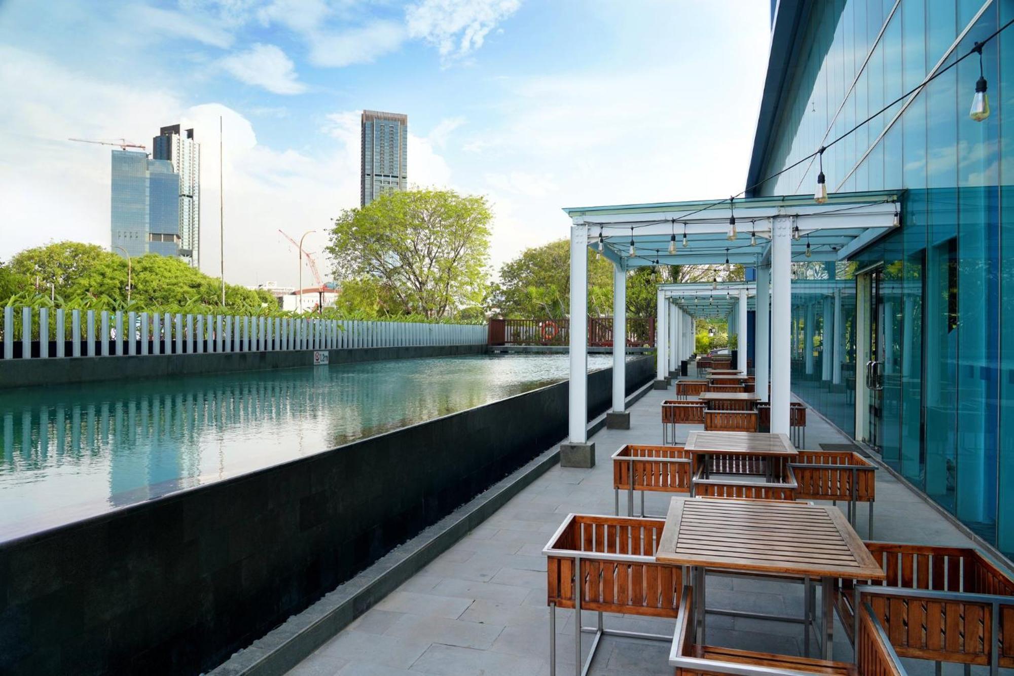Holiday Inn Express Jakarta International Expo By Ihg Exterior foto